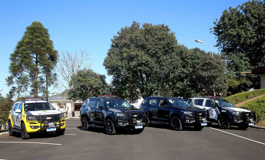 O governador em exercício Darci Piana e o chefe da Casa Civil, Guto Silva, entregaram nesta quinta-feira (19) quatro novas viaturas para reforçar as ações policiais na região de Pato Branco, no Sudoeste do Paraná