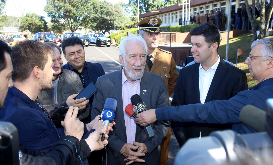 O governador em exercício Darci Piana e o chefe da Casa Civil, Guto Silva, entregaram nesta quinta-feira (19) quatro novas viaturas para reforçar as ações policiais na região de Pato Branco, no Sudoeste do Paraná