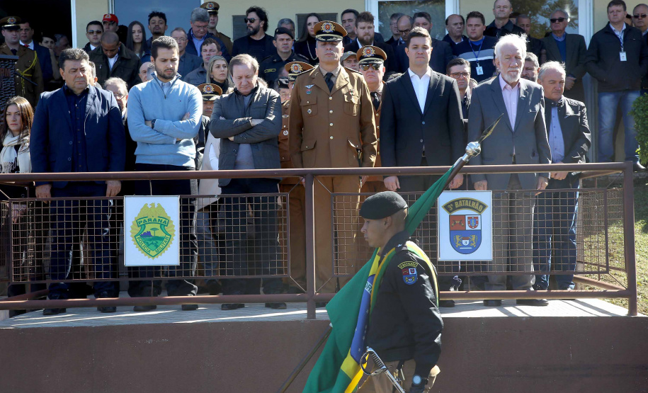 O governador em exercício Darci Piana e o chefe da Casa Civil, Guto Silva, entregaram nesta quinta-feira (19) quatro novas viaturas para reforçar as ações policiais na região de Pato Branco, no Sudoeste do Paraná