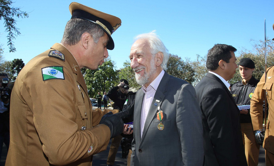 O governador em exercício Darci Piana e o chefe da Casa Civil, Guto Silva, entregaram nesta quinta-feira (19) quatro novas viaturas para reforçar as ações policiais na região de Pato Branco, no Sudoeste do Paraná