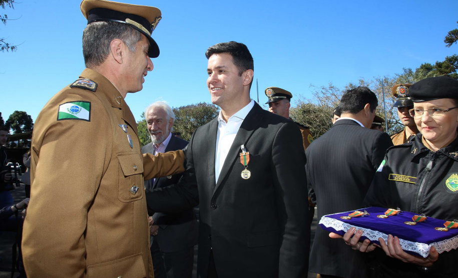 O governador em exercício Darci Piana e o chefe da Casa Civil, Guto Silva, entregaram nesta quinta-feira (19) quatro novas viaturas para reforçar as ações policiais na região de Pato Branco, no Sudoeste do Paraná