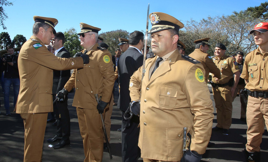 O governador em exercício Darci Piana e o chefe da Casa Civil, Guto Silva, entregaram nesta quinta-feira (19) quatro novas viaturas para reforçar as ações policiais na região de Pato Branco, no Sudoeste do Paraná