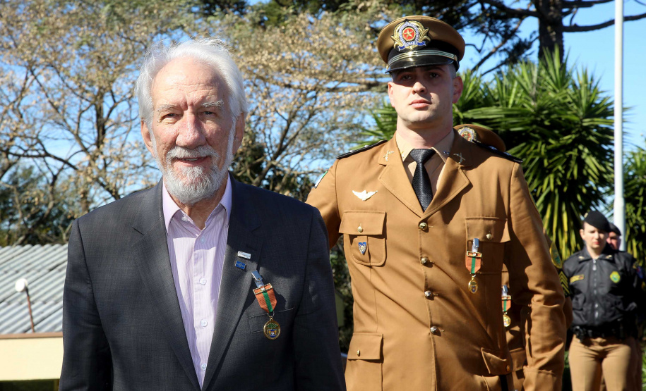 O governador em exercício Darci Piana e o chefe da Casa Civil, Guto Silva, entregaram nesta quinta-feira (19) quatro novas viaturas para reforçar as ações policiais na região de Pato Branco, no Sudoeste do Paraná