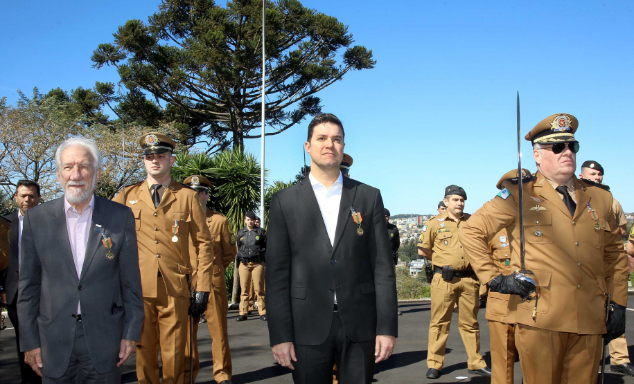 O governador em exercício Darci Piana e o chefe da Casa Civil, Guto Silva, entregaram nesta quinta-feira (19) quatro novas viaturas para reforçar as ações policiais na região de Pato Branco, no Sudoeste do Paraná