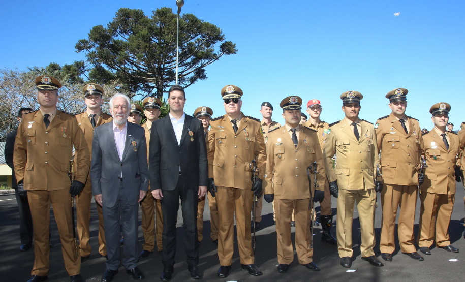 O governador em exercício Darci Piana e o chefe da Casa Civil, Guto Silva, entregaram nesta quinta-feira (19) quatro novas viaturas para reforçar as ações policiais na região de Pato Branco, no Sudoeste do Paraná