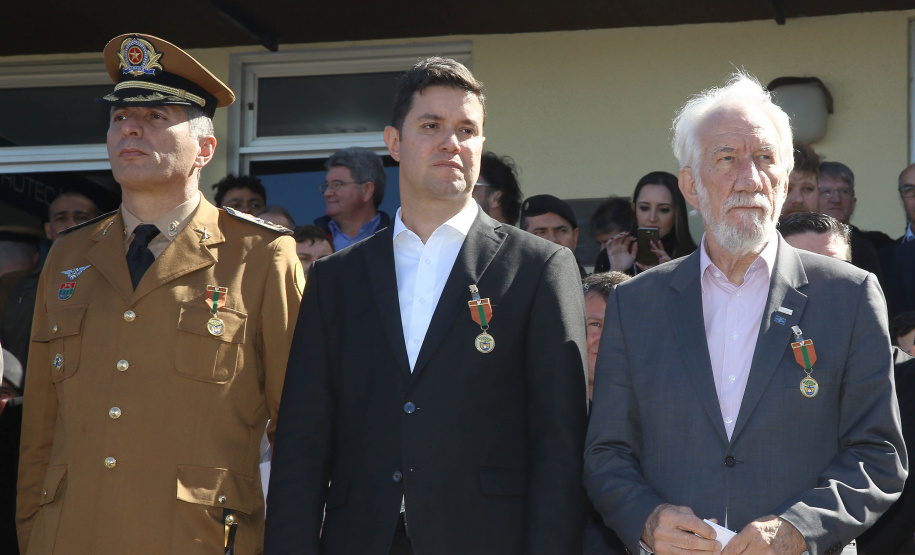 O governador em exercício Darci Piana e o chefe da Casa Civil, Guto Silva, entregaram nesta quinta-feira (19) quatro novas viaturas para reforçar as ações policiais na região de Pato Branco, no Sudoeste do Paraná