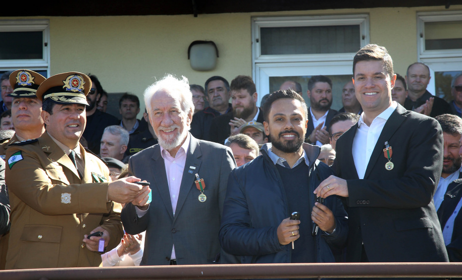 O governador em exercício Darci Piana e o chefe da Casa Civil, Guto Silva, entregaram nesta quinta-feira (19) quatro novas viaturas para reforçar as ações policiais na região de Pato Branco, no Sudoeste do Paraná