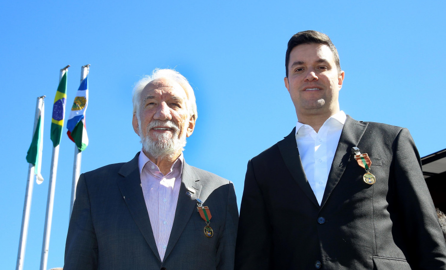 O governador em exercício Darci Piana e o chefe da Casa Civil, Guto Silva, entregaram nesta quinta-feira (19) quatro novas viaturas para reforçar as ações policiais na região de Pato Branco, no Sudoeste do Paraná