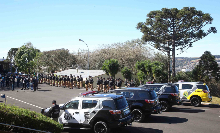 O governador em exercício Darci Piana e o chefe da Casa Civil, Guto Silva, entregaram nesta quinta-feira (19) quatro novas viaturas para reforçar as ações policiais na região de Pato Branco, no Sudoeste do Paraná