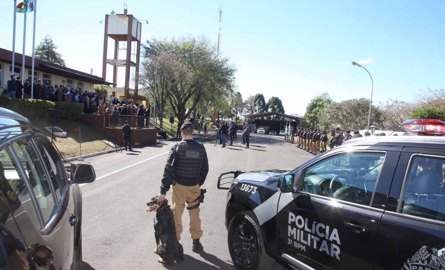 O governador em exercício Darci Piana e o chefe da Casa Civil, Guto Silva, entregaram nesta quinta-feira (19) quatro novas viaturas para reforçar as ações policiais na região de Pato Branco, no Sudoeste do Paraná