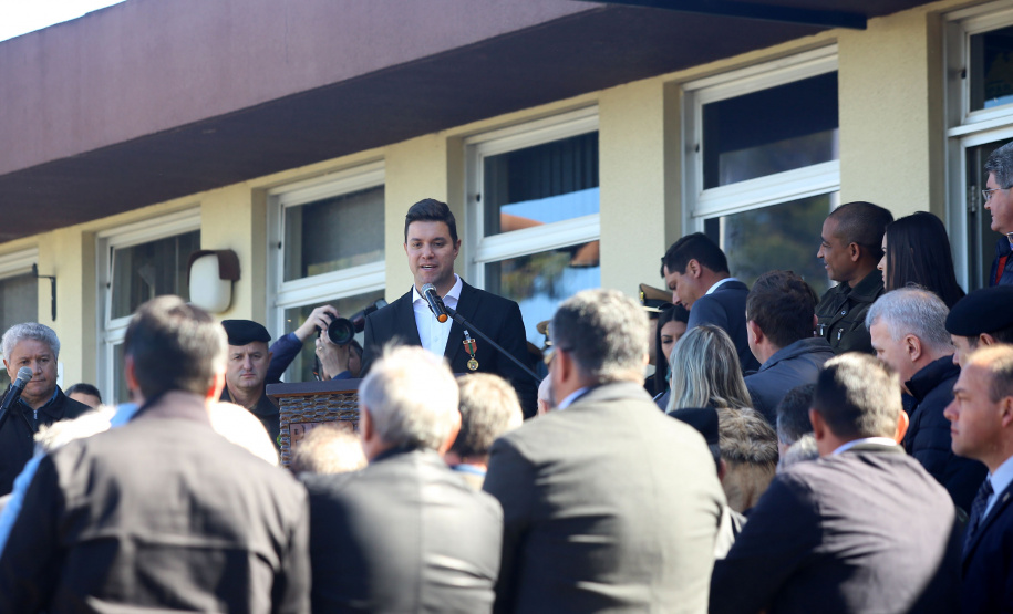 O governador em exercício Darci Piana e o chefe da Casa Civil, Guto Silva, entregaram nesta quinta-feira (19) quatro novas viaturas para reforçar as ações policiais na região de Pato Branco, no Sudoeste do Paraná