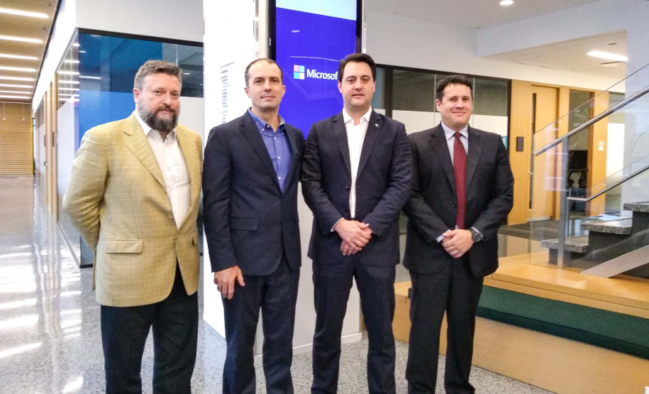 O último dia da missão paranaense que está em Nova York foi dedicado a conhecer tecnologias e práticas na área de segurança pública. Nesta quinta-feira (18), o governador Carlos Massa Ratinho Junior esteve na sede da Microsoft em Nova York e também no Departamento de Polícia da cidade. Nos dois casos a agenda foi em torno de soluções e sistemas criados para prevenir e reduzir a criminalidade. Foto: Divulgação/ANPr