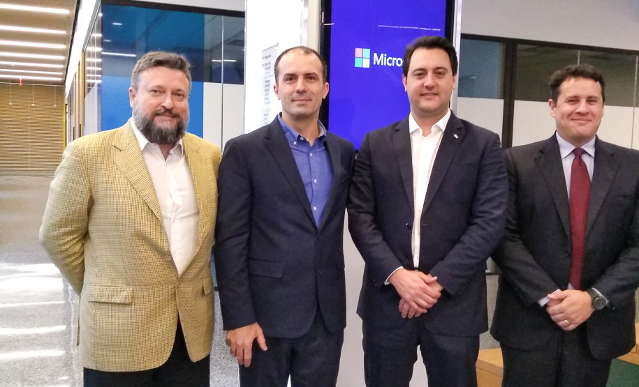 O último dia da missão paranaense que está em Nova York foi dedicado a conhecer tecnologias e práticas na área de segurança pública. Nesta quinta-feira (18), o governador Carlos Massa Ratinho Junior esteve na sede da Microsoft em Nova York e também no Departamento de Polícia da cidade. Nos dois casos a agenda foi em torno de soluções e sistemas criados para prevenir e reduzir a criminalidade. Foto: Divulgação/ANPr