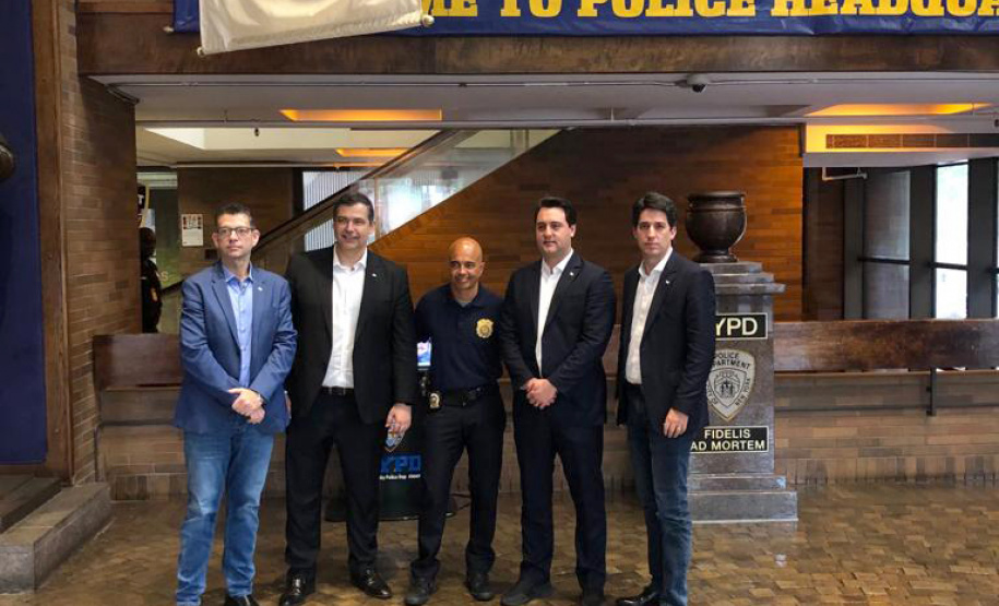 O último dia da missão paranaense que está em Nova York foi dedicado a conhecer tecnologias e práticas na área de segurança pública. Nesta quinta-feira (18), o governador Carlos Massa Ratinho Junior esteve na sede da Microsoft em Nova York e também no Departamento de Polícia da cidade. Nos dois casos a agenda foi em torno de soluções e sistemas criados para prevenir e reduzir a criminalidade. Foto: Divulgação/ANPr