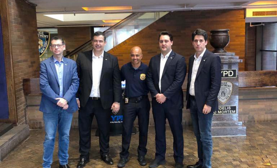 O último dia da missão paranaense que está em Nova York foi dedicado a conhecer tecnologias e práticas na área de segurança pública. Nesta quinta-feira (18), o governador Carlos Massa Ratinho Junior esteve na sede da Microsoft em Nova York e também no Departamento de Polícia da cidade. Nos dois casos a agenda foi em torno de soluções e sistemas criados para prevenir e reduzir a criminalidade. Foto: Divulgação/ANPr