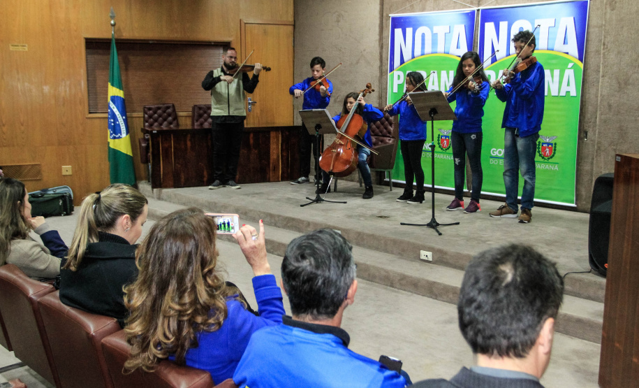 Todas de Curitiba e todas mulheres. São da Capital as três felizes ganhadoras dos prêmios do Nota Paraná deste mês de julho. Os cheques, de R$ 50 mil, R$ 30 mil e R$ 20 mil, foram entregues nesta quinta-feira (18) às três moradoras de Curitiba dos bairros Mossunguê, Hugo Lange e Campo Comprido.Foto: Valdelino Pontes