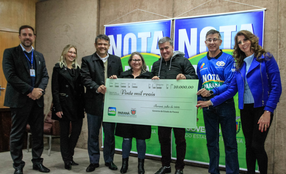 Todas de Curitiba e todas mulheres. São da Capital as três felizes ganhadoras dos prêmios do Nota Paraná deste mês de julho. Os cheques, de R$ 50 mil, R$ 30 mil e R$ 20 mil, foram entregues nesta quinta-feira (18) às três moradoras de Curitiba dos bairros Mossunguê, Hugo Lange e Campo Comprido.Foto: Valdelino Pontes