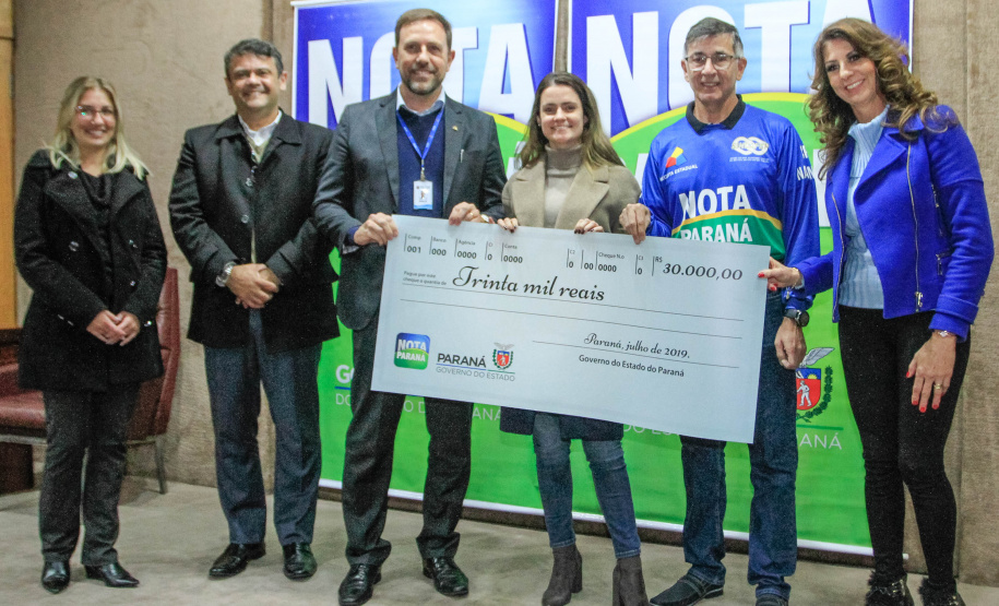 Todas de Curitiba e todas mulheres. São da Capital as três felizes ganhadoras dos prêmios do Nota Paraná deste mês de julho. Os cheques, de R$ 50 mil, R$ 30 mil e R$ 20 mil, foram entregues nesta quinta-feira (18) às três moradoras de Curitiba dos bairros Mossunguê, Hugo Lange e Campo Comprido.Foto: Valdelino Pontes