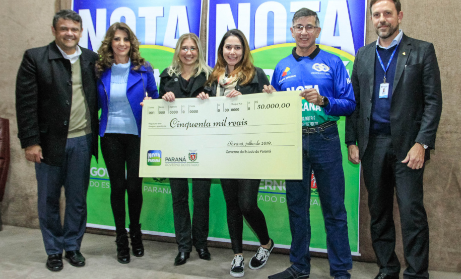 Todas de Curitiba e todas mulheres. São da Capital as três felizes ganhadoras dos prêmios do Nota Paraná deste mês de julho. Os cheques, de R$ 50 mil, R$ 30 mil e R$ 20 mil, foram entregues nesta quinta-feira (18) às três moradoras de Curitiba dos bairros Mossunguê, Hugo Lange e Campo Comprido.Foto: Valdelino Pontes