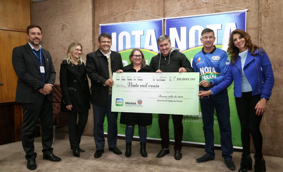Todas de Curitiba e todas mulheres. São da Capital as três felizes ganhadoras dos prêmios do Nota Paraná deste mês de julho. Os cheques, de R$ 50 mil, R$ 30 mil e R$ 20 mil, foram entregues nesta quinta-feira (18) às três moradoras de Curitiba dos bairros Mossunguê, Hugo Lange e Campo Comprido. Foto: Gilson Abreu/ANPr