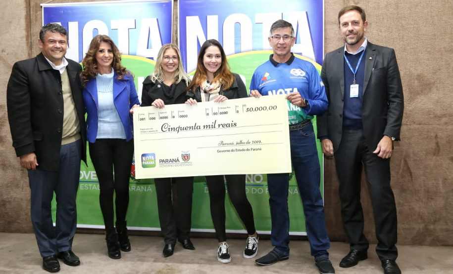 Todas de Curitiba e todas mulheres. São da Capital as três felizes ganhadoras dos prêmios do Nota Paraná deste mês de julho. Os cheques, de R$ 50 mil, R$ 30 mil e R$ 20 mil, foram entregues nesta quinta-feira (18) às três moradoras de Curitiba dos bairros Mossunguê, Hugo Lange e Campo Comprido. Foto: Gilson Abreu/ANPr
