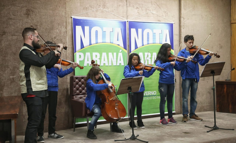 Todas de Curitiba e todas mulheres. São da Capital as três felizes ganhadoras dos prêmios do Nota Paraná deste mês de julho. Os cheques, de R$ 50 mil, R$ 30 mil e R$ 20 mil, foram entregues nesta quinta-feira (18) às três moradoras de Curitiba dos bairros Mossunguê, Hugo Lange e Campo Comprido. Foto: Gilson Abreu/ANPr