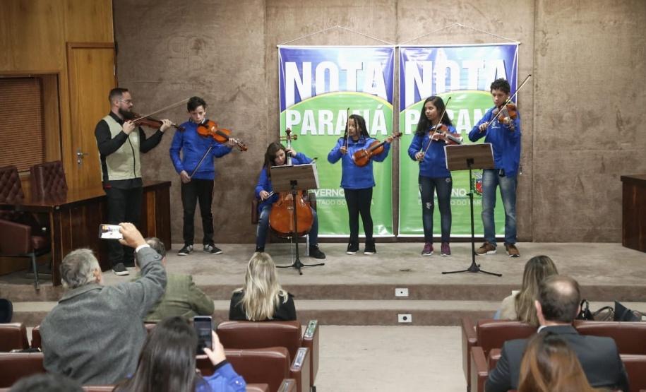 Todas de Curitiba e todas mulheres. São da Capital as três felizes ganhadoras dos prêmios do Nota Paraná deste mês de julho. Os cheques, de R$ 50 mil, R$ 30 mil e R$ 20 mil, foram entregues nesta quinta-feira (18) às três moradoras de Curitiba dos bairros Mossunguê, Hugo Lange e Campo Comprido. Foto: Gilson Abreu/ANPr