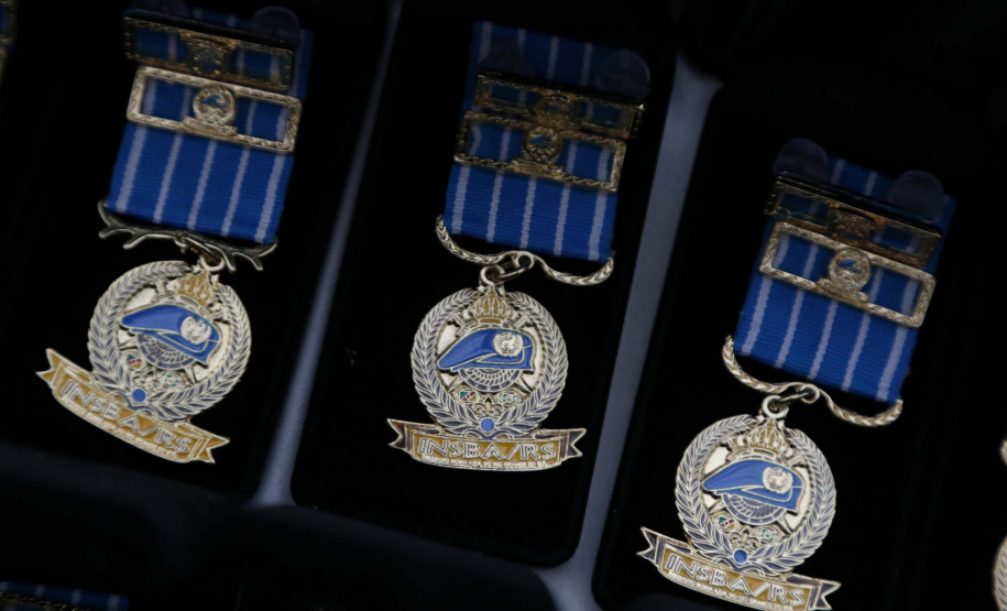 O governador em exercício Darci Piana foi escolhido pelo Instituto Boina Azul, do Rio Grande do Sul, para representar o Paraná na homenagem à Segurança Pública do Estado. A solenidade de entrega da Medalha de Grau Cavaleiro ocorreu nesta quinta-feira (18) no salão de atos do Palácio Iguaçu. Foto: José Fernando Ogura/ANPr