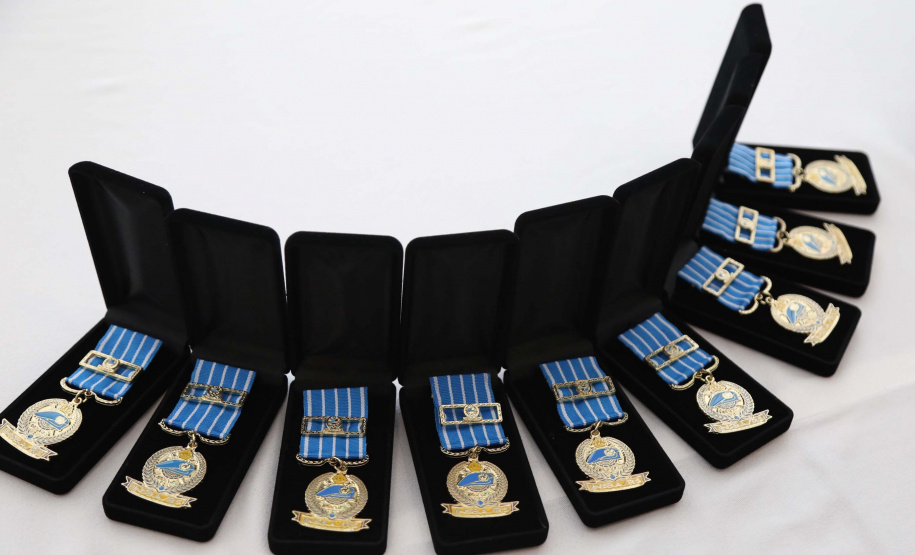 O governador em exercício Darci Piana foi escolhido pelo Instituto Boina Azul, do Rio Grande do Sul, para representar o Paraná na homenagem à Segurança Pública do Estado. A solenidade de entrega da Medalha de Grau Cavaleiro ocorreu nesta quinta-feira (18) no salão de atos do Palácio Iguaçu. Foto: José Fernando Ogura/ANPr