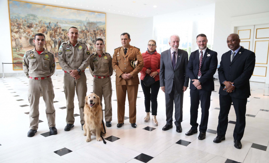 O governador em exercício Darci Piana foi escolhido pelo Instituto Boina Azul, do Rio Grande do Sul, para representar o Paraná na homenagem à Segurança Pública do Estado. A solenidade de entrega da Medalha de Grau Cavaleiro ocorreu nesta quinta-feira (18) no salão de atos do Palácio Iguaçu. Foto: José Fernando Ogura/ANPr