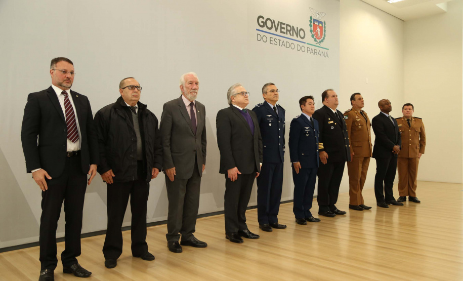 O governador em exercício Darci Piana foi escolhido pelo Instituto Boina Azul, do Rio Grande do Sul, para representar o Paraná na homenagem à Segurança Pública do Estado. A solenidade de entrega da Medalha de Grau Cavaleiro ocorreu nesta quinta-feira (18) no salão de atos do Palácio Iguaçu. Foto: José Fernando Ogura/ANPr