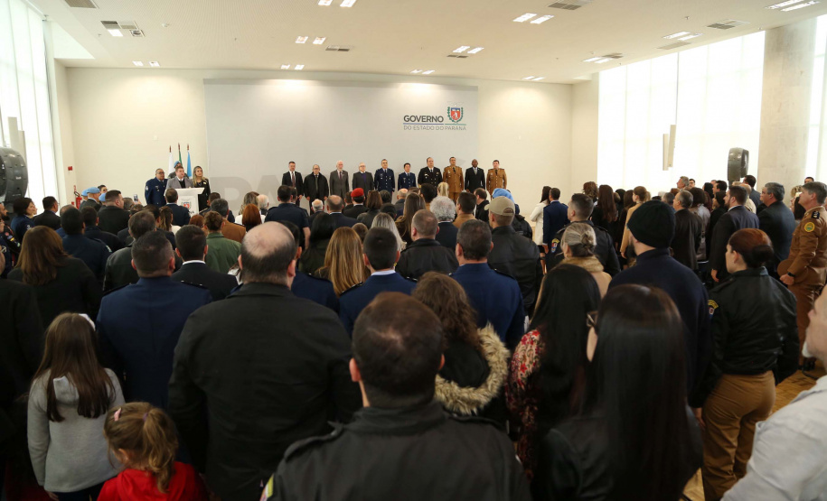 O governador em exercício Darci Piana foi escolhido pelo Instituto Boina Azul, do Rio Grande do Sul, para representar o Paraná na homenagem à Segurança Pública do Estado. A solenidade de entrega da Medalha de Grau Cavaleiro ocorreu nesta quinta-feira (18) no salão de atos do Palácio Iguaçu. Foto: José Fernando Ogura/ANPr