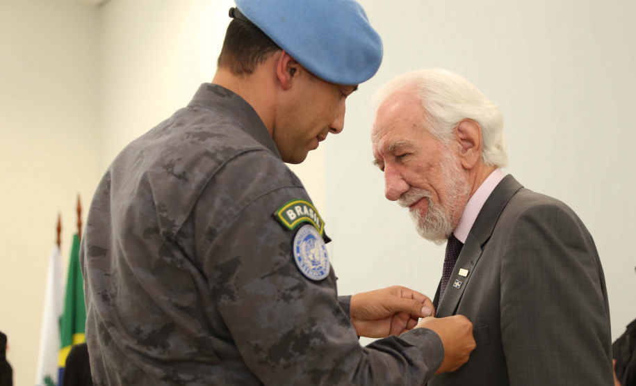 O governador em exercício Darci Piana foi escolhido pelo Instituto Boina Azul, do Rio Grande do Sul, para representar o Paraná na homenagem à Segurança Pública do Estado. A solenidade de entrega da Medalha de Grau Cavaleiro ocorreu nesta quinta-feira (18) no salão de atos do Palácio Iguaçu. Foto: José Fernando Ogura/ANPr