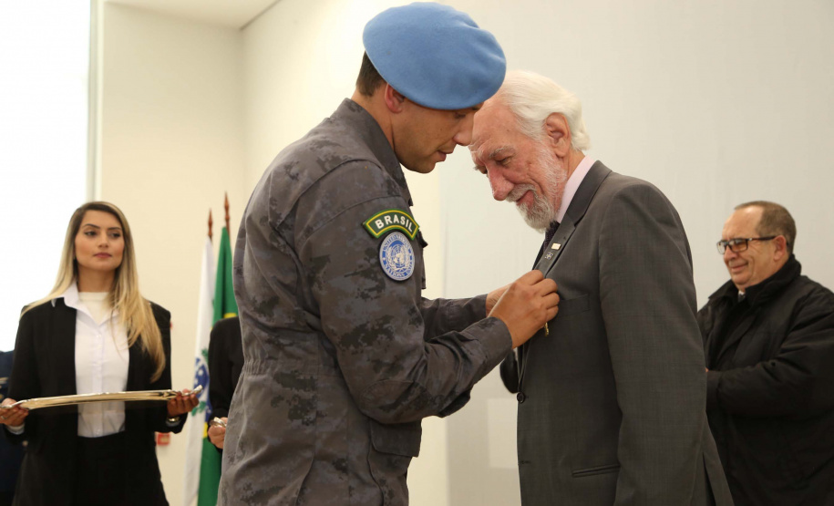 O governador em exercício Darci Piana foi escolhido pelo Instituto Boina Azul, do Rio Grande do Sul, para representar o Paraná na homenagem à Segurança Pública do Estado. A solenidade de entrega da Medalha de Grau Cavaleiro ocorreu nesta quinta-feira (18) no salão de atos do Palácio Iguaçu. Foto: José Fernando Ogura/ANPr