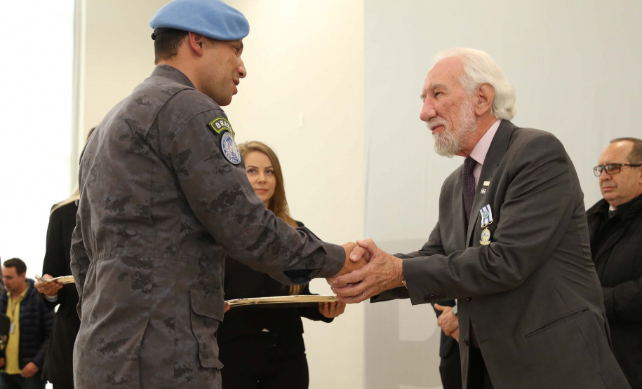 O governador em exercício Darci Piana foi escolhido pelo Instituto Boina Azul, do Rio Grande do Sul, para representar o Paraná na homenagem à Segurança Pública do Estado. A solenidade de entrega da Medalha de Grau Cavaleiro ocorreu nesta quinta-feira (18) no salão de atos do Palácio Iguaçu. Foto: José Fernando Ogura/ANPr