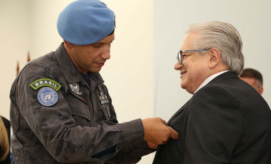 O governador em exercício Darci Piana foi escolhido pelo Instituto Boina Azul, do Rio Grande do Sul, para representar o Paraná na homenagem à Segurança Pública do Estado. A solenidade de entrega da Medalha de Grau Cavaleiro ocorreu nesta quinta-feira (18) no salão de atos do Palácio Iguaçu. Foto: José Fernando Ogura/ANPr