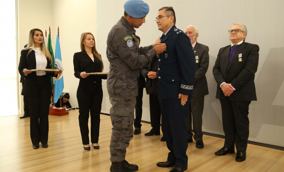 O governador em exercício Darci Piana foi escolhido pelo Instituto Boina Azul, do Rio Grande do Sul, para representar o Paraná na homenagem à Segurança Pública do Estado. A solenidade de entrega da Medalha de Grau Cavaleiro ocorreu nesta quinta-feira (18) no salão de atos do Palácio Iguaçu. Foto: José Fernando Ogura/ANPr