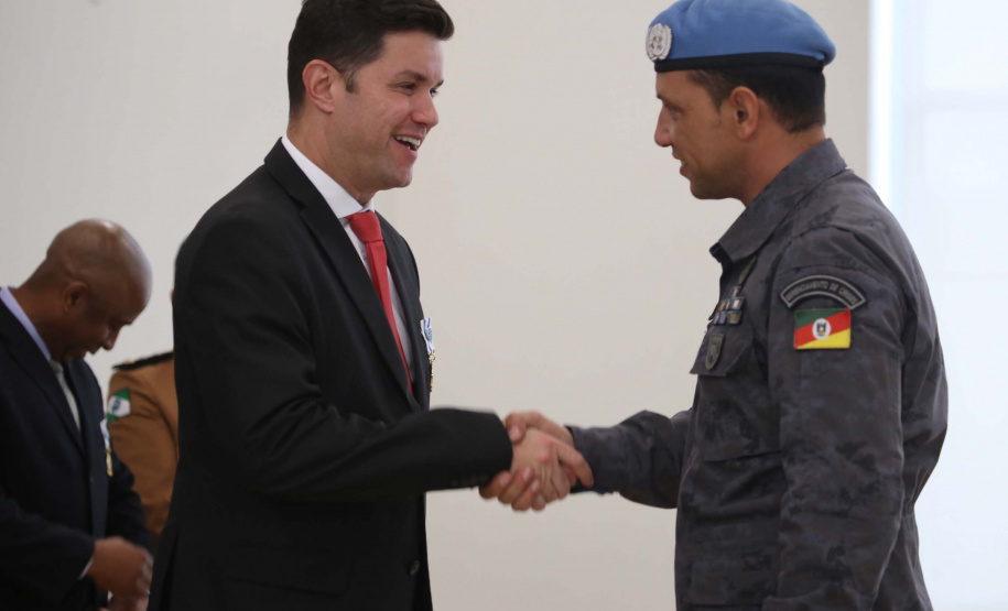 O governador em exercício Darci Piana foi escolhido pelo Instituto Boina Azul, do Rio Grande do Sul, para representar o Paraná na homenagem à Segurança Pública do Estado. A solenidade de entrega da Medalha de Grau Cavaleiro ocorreu nesta quinta-feira (18) no salão de atos do Palácio Iguaçu. Foto: José Fernando Ogura/ANPr