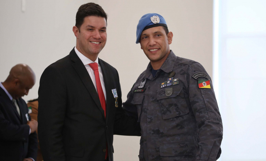 O governador em exercício Darci Piana foi escolhido pelo Instituto Boina Azul, do Rio Grande do Sul, para representar o Paraná na homenagem à Segurança Pública do Estado. A solenidade de entrega da Medalha de Grau Cavaleiro ocorreu nesta quinta-feira (18) no salão de atos do Palácio Iguaçu. Foto: José Fernando Ogura/ANPr
