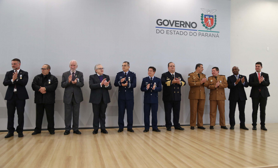 O governador em exercício Darci Piana foi escolhido pelo Instituto Boina Azul, do Rio Grande do Sul, para representar o Paraná na homenagem à Segurança Pública do Estado. A solenidade de entrega da Medalha de Grau Cavaleiro ocorreu nesta quinta-feira (18) no salão de atos do Palácio Iguaçu. Foto: José Fernando Ogura/ANPr