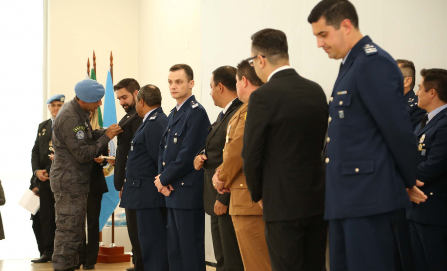 O governador em exercício Darci Piana foi escolhido pelo Instituto Boina Azul, do Rio Grande do Sul, para representar o Paraná na homenagem à Segurança Pública do Estado. A solenidade de entrega da Medalha de Grau Cavaleiro ocorreu nesta quinta-feira (18) no salão de atos do Palácio Iguaçu. Foto: José Fernando Ogura/ANPr