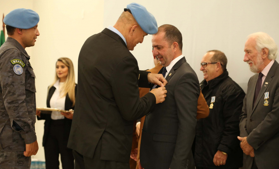 O governador em exercício Darci Piana foi escolhido pelo Instituto Boina Azul, do Rio Grande do Sul, para representar o Paraná na homenagem à Segurança Pública do Estado. A solenidade de entrega da Medalha de Grau Cavaleiro ocorreu nesta quinta-feira (18) no salão de atos do Palácio Iguaçu. Foto: José Fernando Ogura/ANPr