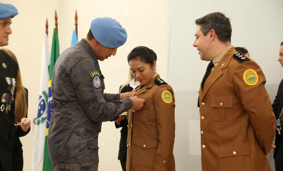 O governador em exercício Darci Piana foi escolhido pelo Instituto Boina Azul, do Rio Grande do Sul, para representar o Paraná na homenagem à Segurança Pública do Estado. A solenidade de entrega da Medalha de Grau Cavaleiro ocorreu nesta quinta-feira (18) no salão de atos do Palácio Iguaçu. Foto: José Fernando Ogura/ANPr