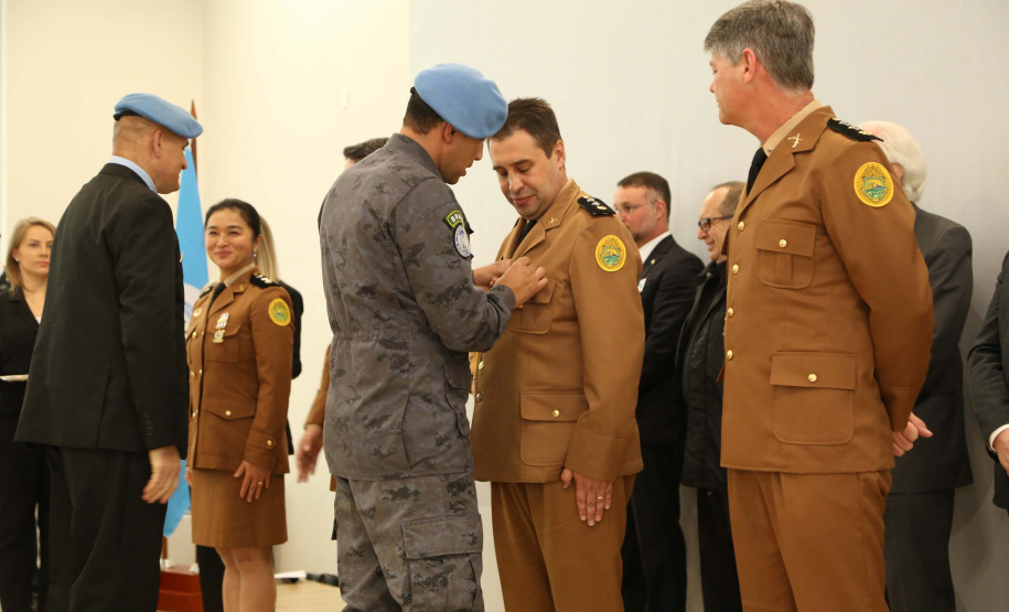 O governador em exercício Darci Piana foi escolhido pelo Instituto Boina Azul, do Rio Grande do Sul, para representar o Paraná na homenagem à Segurança Pública do Estado. A solenidade de entrega da Medalha de Grau Cavaleiro ocorreu nesta quinta-feira (18) no salão de atos do Palácio Iguaçu. Foto: José Fernando Ogura/ANPr