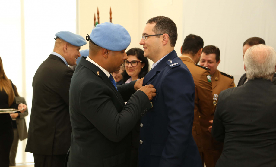 O governador em exercício Darci Piana foi escolhido pelo Instituto Boina Azul, do Rio Grande do Sul, para representar o Paraná na homenagem à Segurança Pública do Estado. A solenidade de entrega da Medalha de Grau Cavaleiro ocorreu nesta quinta-feira (18) no salão de atos do Palácio Iguaçu. Foto: José Fernando Ogura/ANPr