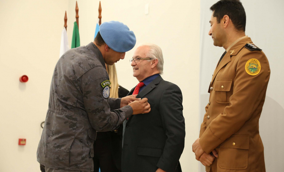 O governador em exercício Darci Piana foi escolhido pelo Instituto Boina Azul, do Rio Grande do Sul, para representar o Paraná na homenagem à Segurança Pública do Estado. A solenidade de entrega da Medalha de Grau Cavaleiro ocorreu nesta quinta-feira (18) no salão de atos do Palácio Iguaçu. Foto: José Fernando Ogura/ANPr