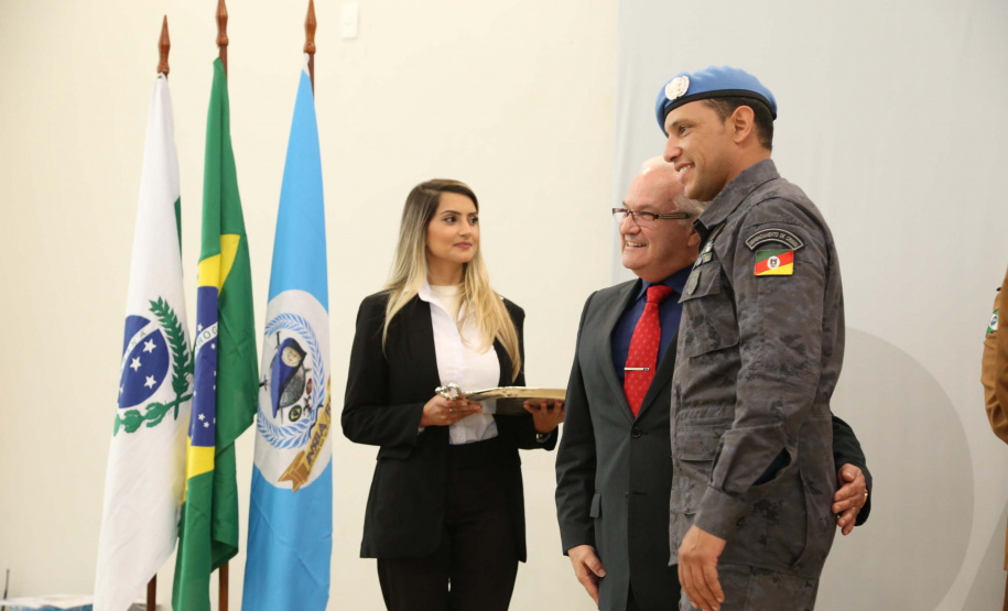 O governador em exercício Darci Piana foi escolhido pelo Instituto Boina Azul, do Rio Grande do Sul, para representar o Paraná na homenagem à Segurança Pública do Estado. A solenidade de entrega da Medalha de Grau Cavaleiro ocorreu nesta quinta-feira (18) no salão de atos do Palácio Iguaçu. Foto: José Fernando Ogura/ANPr