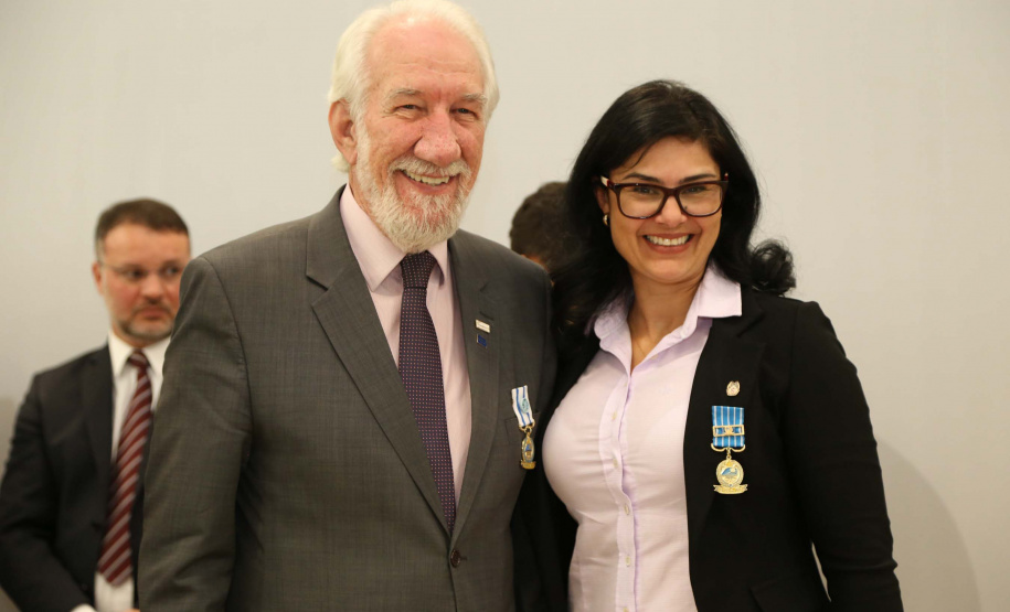 O governador em exercício Darci Piana foi escolhido pelo Instituto Boina Azul, do Rio Grande do Sul, para representar o Paraná na homenagem à Segurança Pública do Estado. A solenidade de entrega da Medalha de Grau Cavaleiro ocorreu nesta quinta-feira (18) no salão de atos do Palácio Iguaçu. Foto: José Fernando Ogura/ANPr