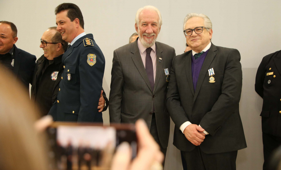 O governador em exercício Darci Piana foi escolhido pelo Instituto Boina Azul, do Rio Grande do Sul, para representar o Paraná na homenagem à Segurança Pública do Estado. A solenidade de entrega da Medalha de Grau Cavaleiro ocorreu nesta quinta-feira (18) no salão de atos do Palácio Iguaçu. Foto: José Fernando Ogura/ANPr