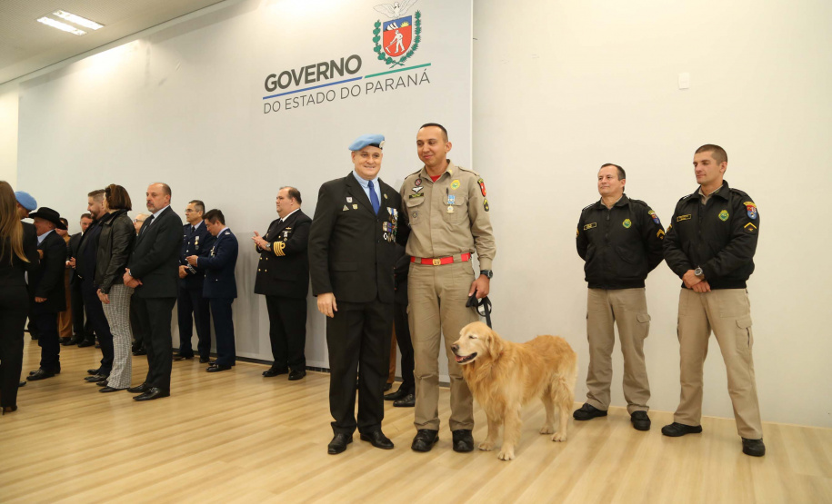 O governador em exercício Darci Piana foi escolhido pelo Instituto Boina Azul, do Rio Grande do Sul, para representar o Paraná na homenagem à Segurança Pública do Estado. A solenidade de entrega da Medalha de Grau Cavaleiro ocorreu nesta quinta-feira (18) no salão de atos do Palácio Iguaçu. Foto: José Fernando Ogura/ANPr